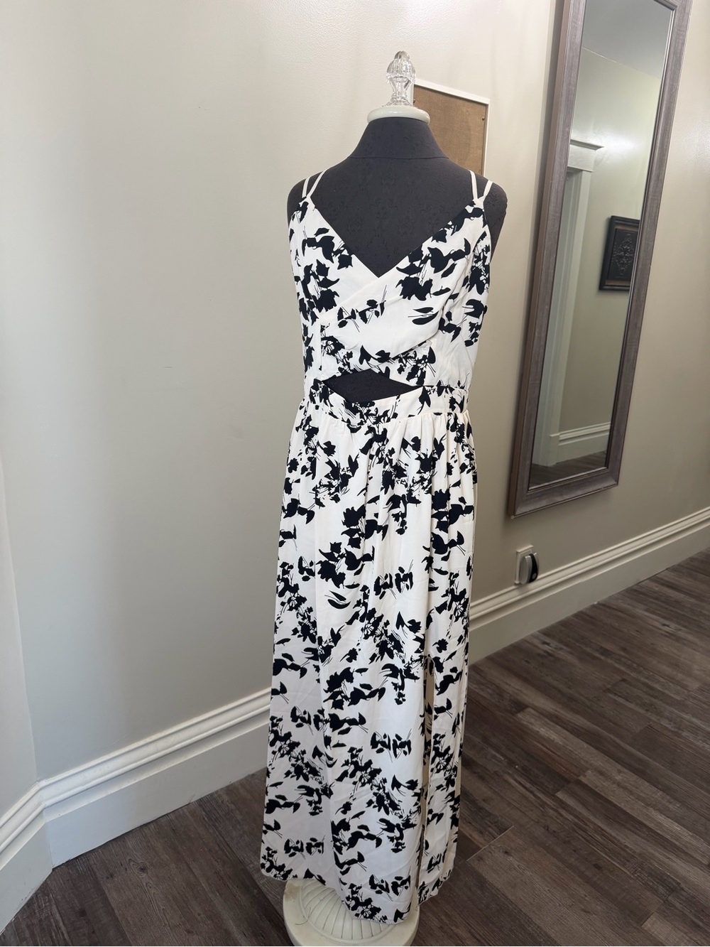 New Women’s Black & White Floral Cutout Maxi Dress Size XL